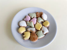 画像をギャラリービューアに読み込む, ヨーチビスケット入り オリジナル缶  わかめちゃんと家族(箱付き)