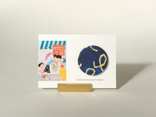 画像をギャラリービューアに読み込む, 町子さんの描くテキスタイル缶バッチ　　『サザエさん』13巻表紙
