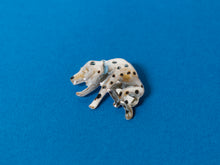画像をギャラリービューアに読み込む, 町子さんが焼き上げた「犬と婦人」より犬のピンズ
