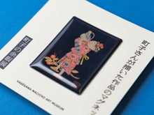 画像をギャラリービューアに読み込む, 町子さんが描いた・焼き上げたマグネット「ラッパ飲み」

