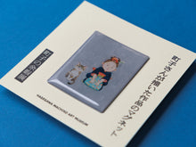 画像をギャラリービューアに読み込む, 町子さんが描いた・焼き上げたマグネット「正座する童と猫」
